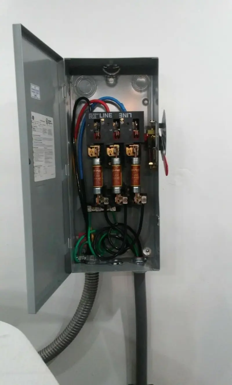 Three-phase disconnect switch installed for Smoke Detector Installation in Portales